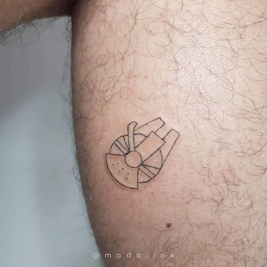 Tatuaje pequeño de nave para hombre