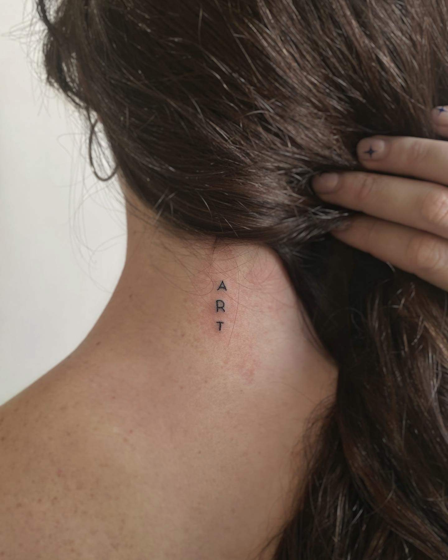 Tatuaje cuello mujer arte