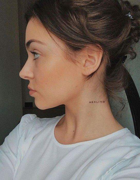 Tatuaje cuello mujer palabra