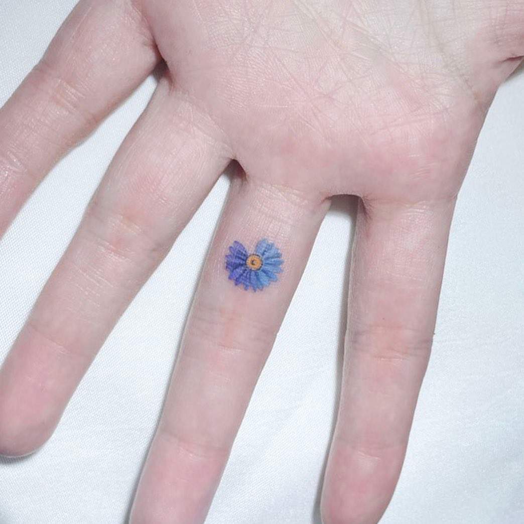 Tatuaje mujer mano flor