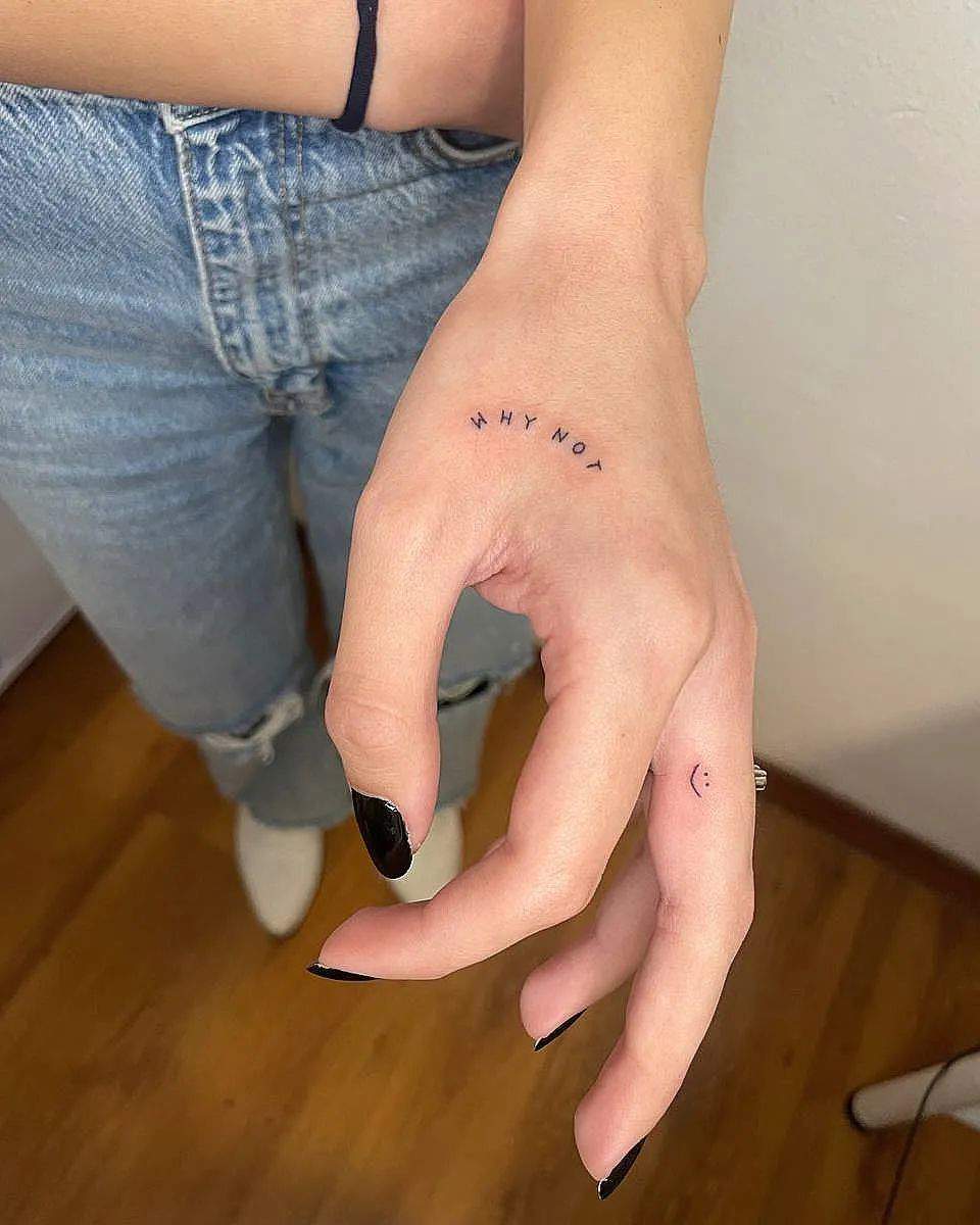 Tatuaje mujer pequeño mano