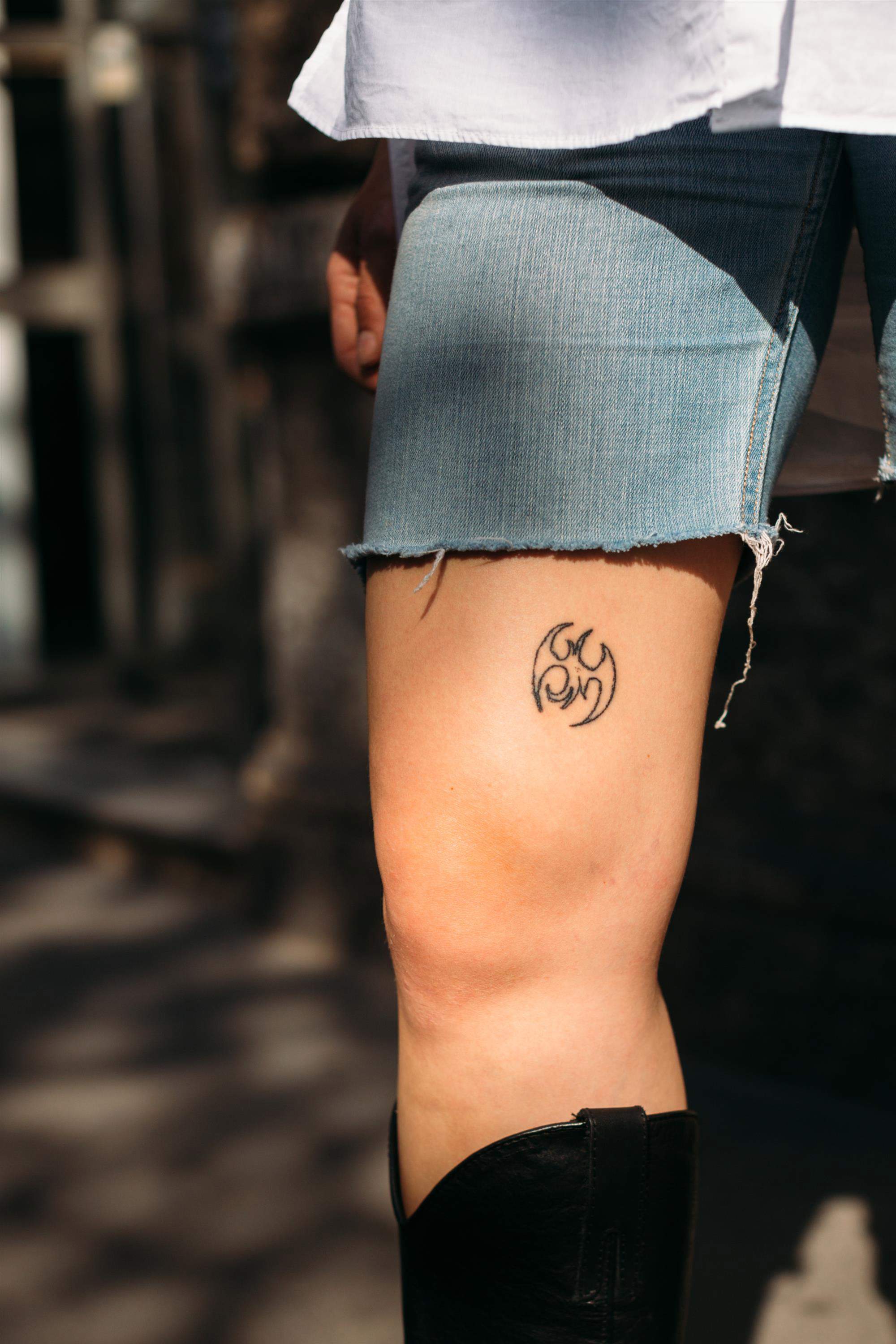 Tatuaje mujer pierna fuego