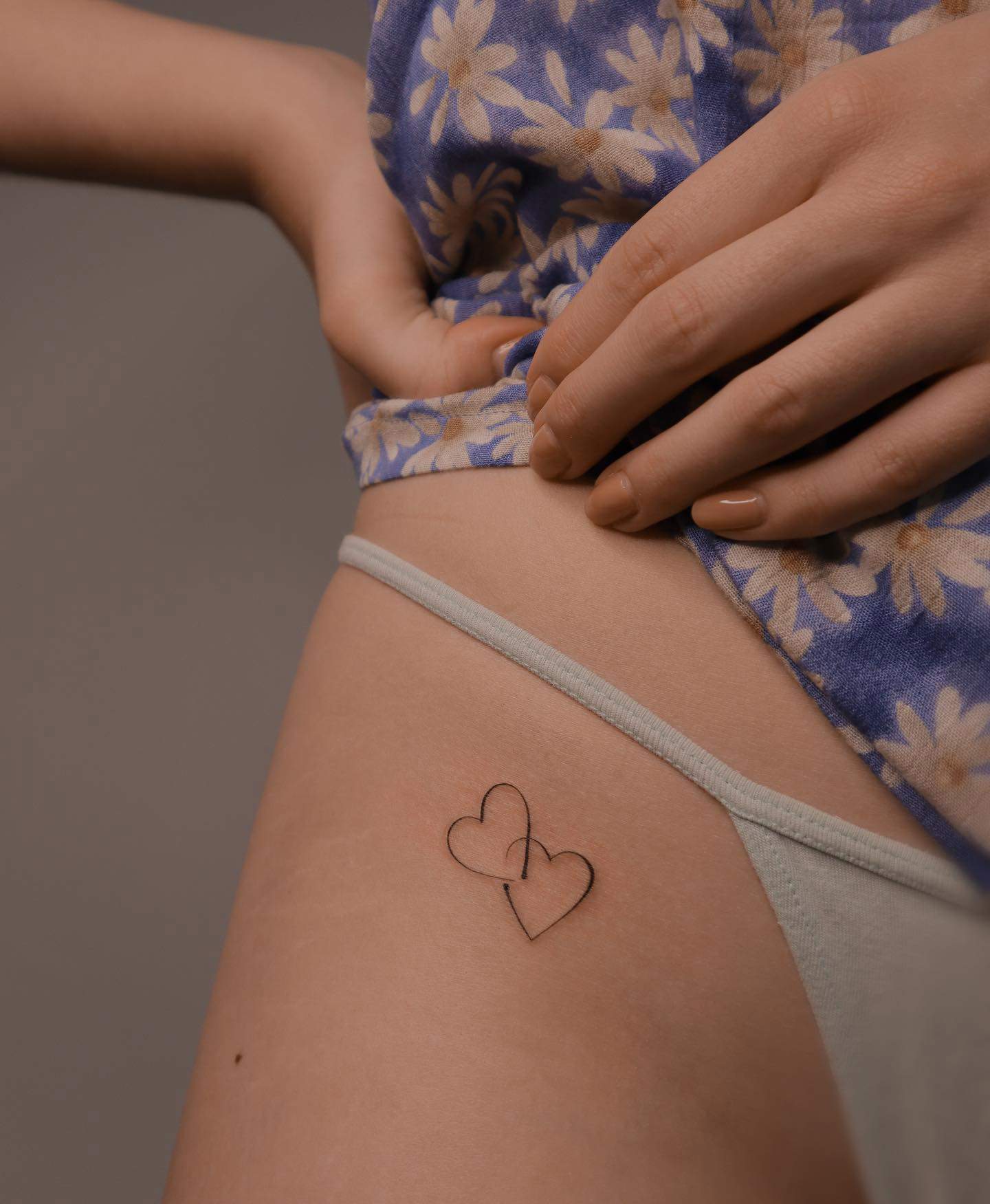 Tatuaje mujer sexy corazones