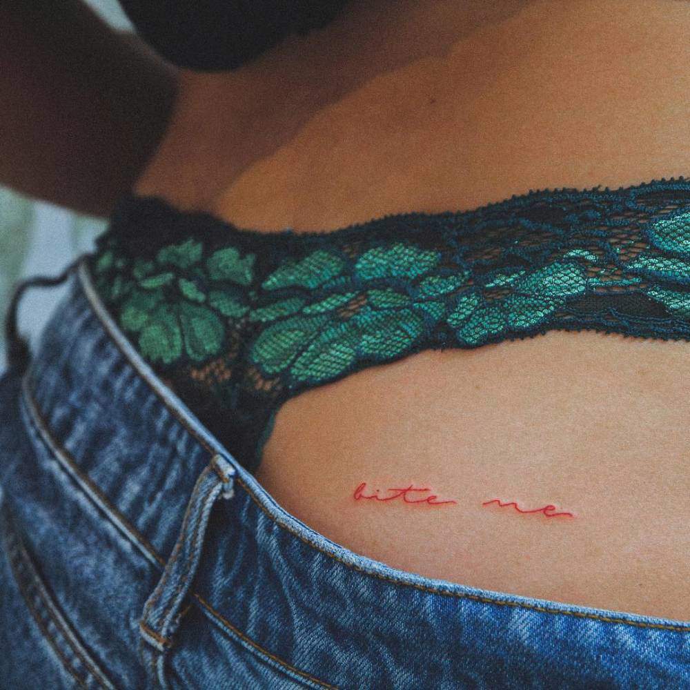 Tatuaje mujer sexy culo color rojo