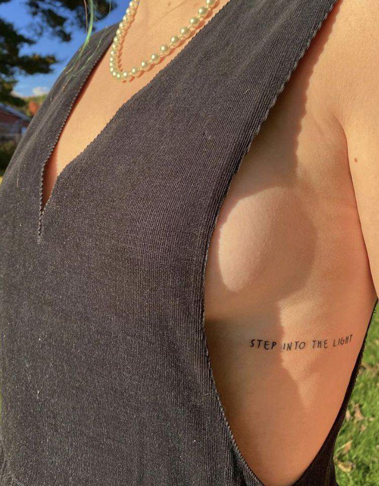 Tatuaje pecho mujer 