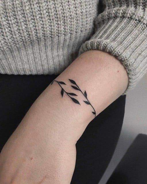 Tatuaje pequeño rama muñeca mujer
