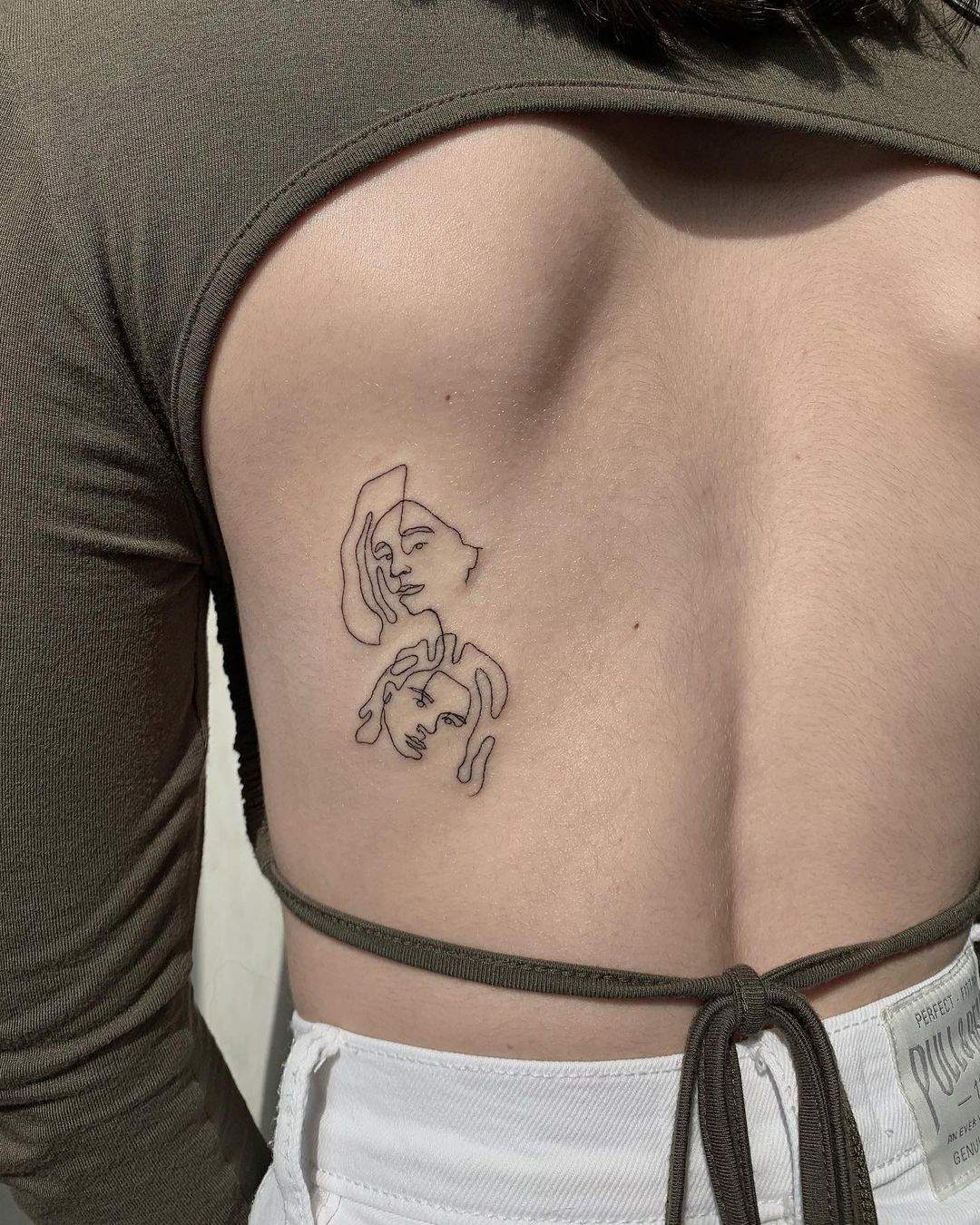 Tatuaje de silueta familiar en la espalda