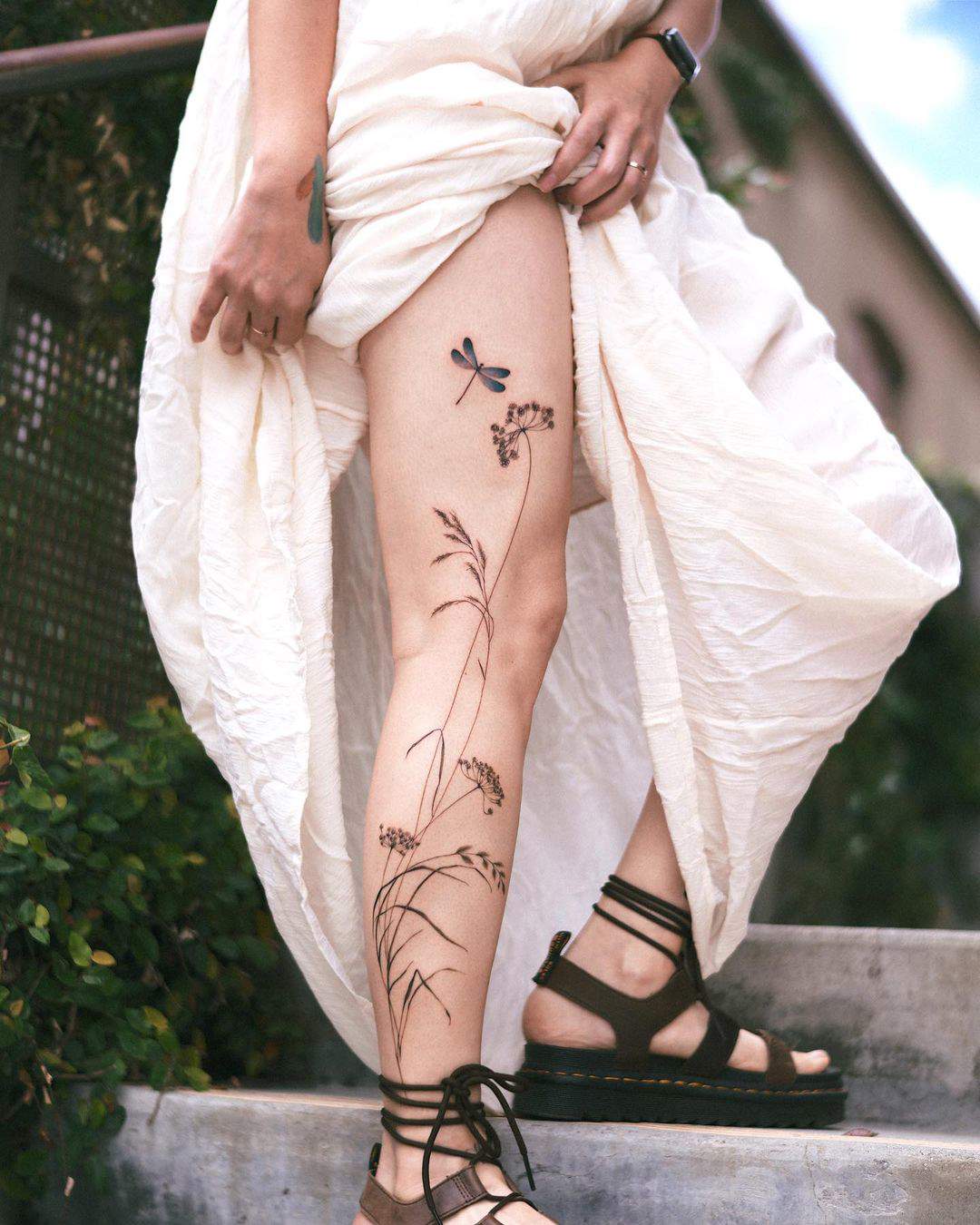 Tatuaje de inspiración natural en la pierna