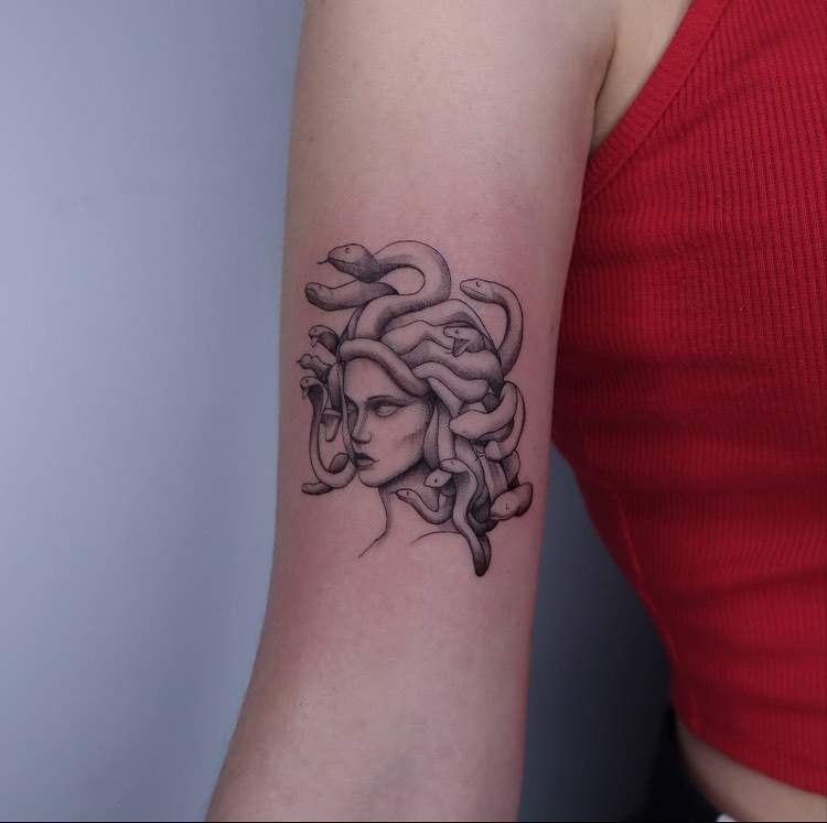 Tatuaje de Medusa en el brazo