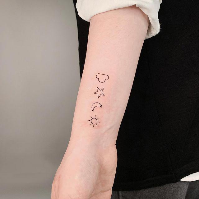 Tatuaje antebrazo mujer símbolos