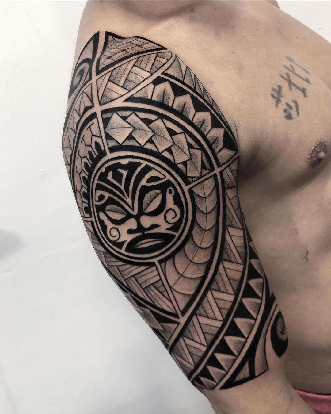 tatuaje maori brazo