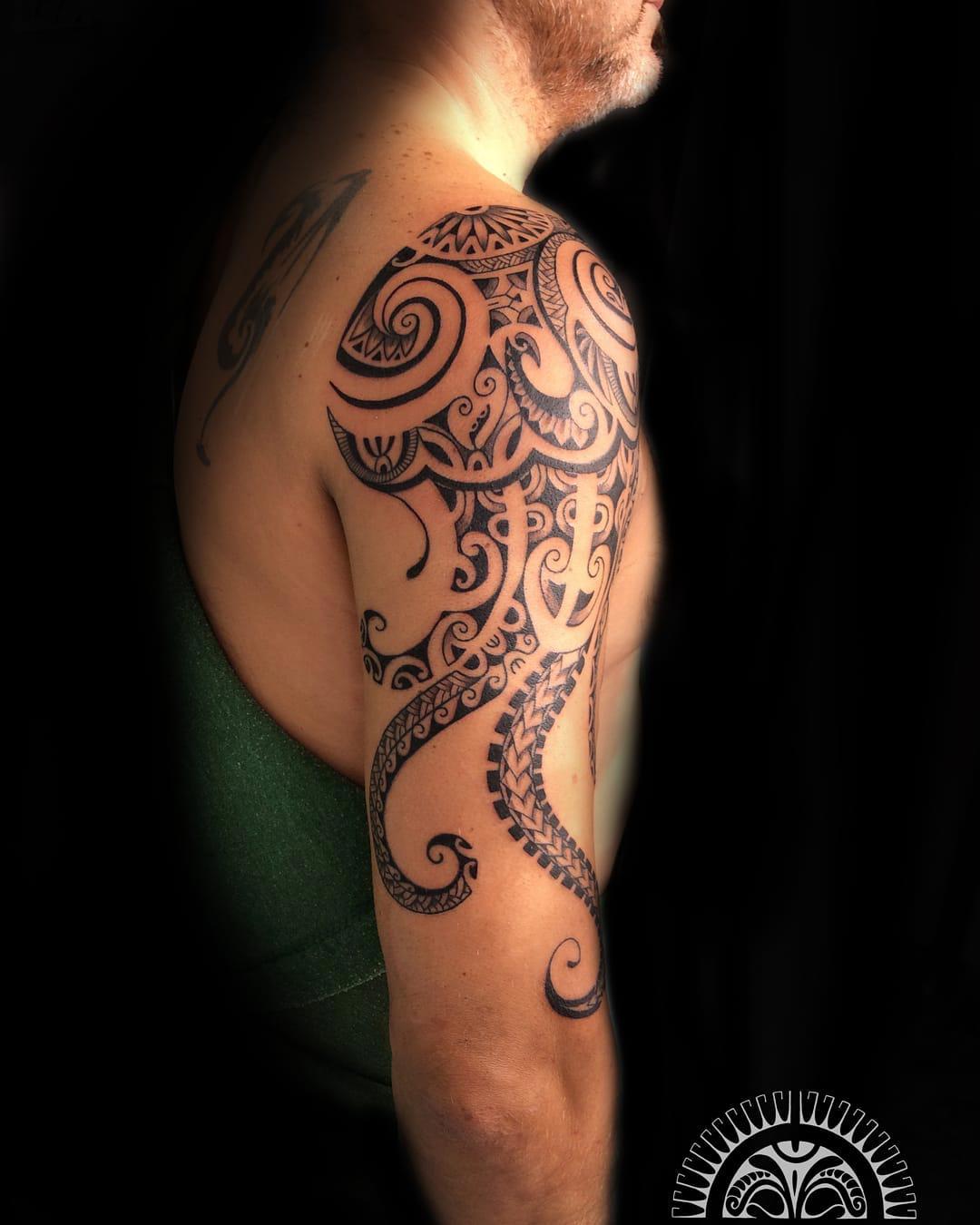 tatuaje maori brazo
