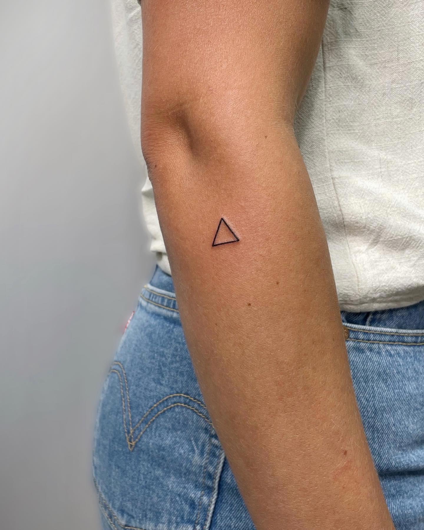 Tatuaje mujer brazo triángulo