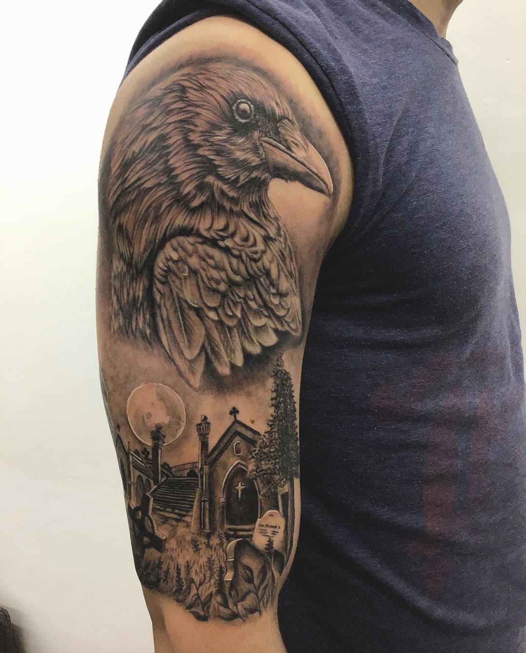Tatuaje para hombre en el brazo con cuervo