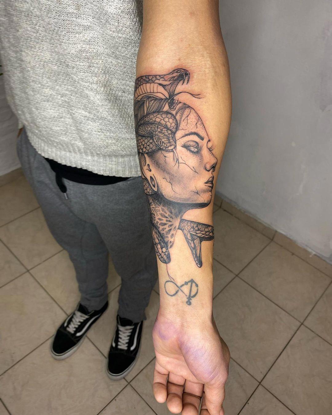 Tatuaje para hombre en el brazo con serpiente