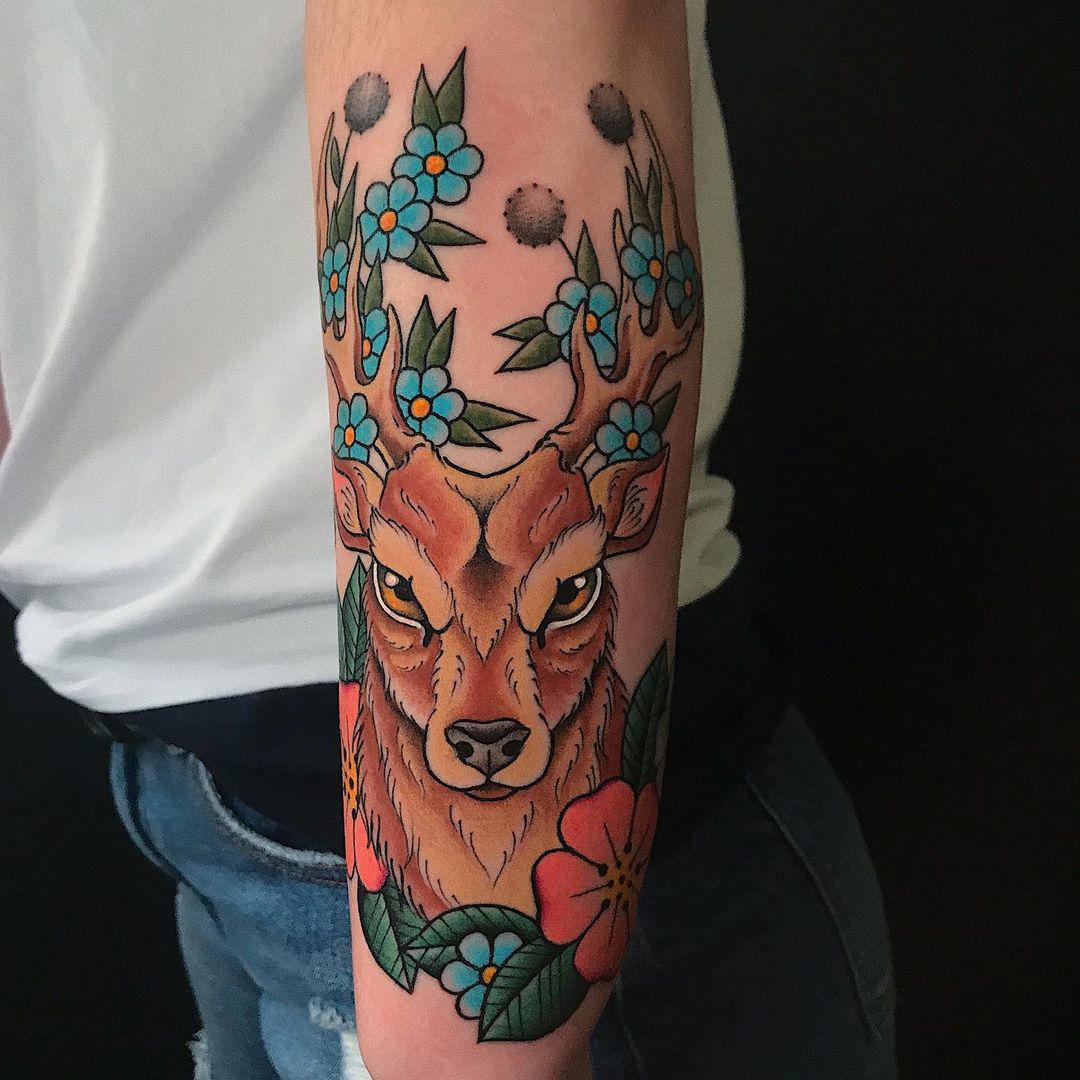 Tatuaje brazo ciervo