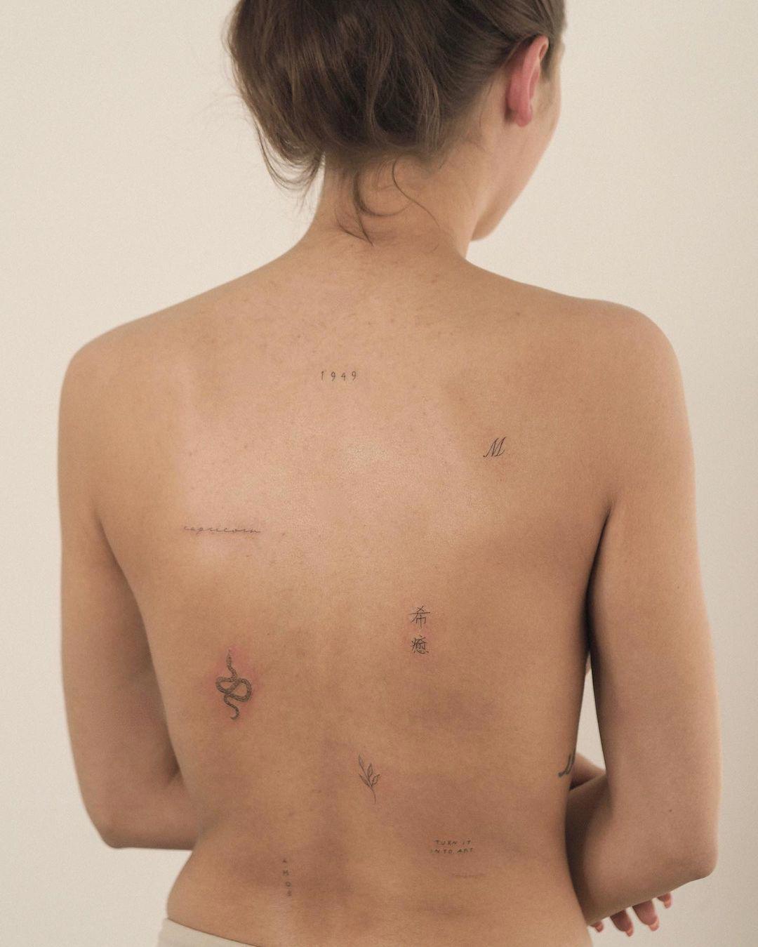 Combinación de tatuajes en la espalda