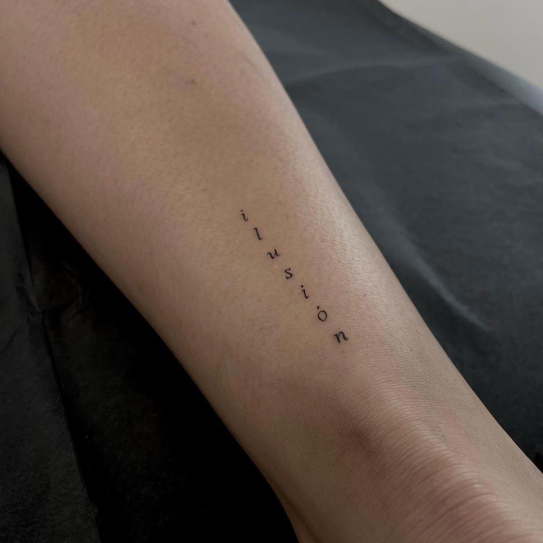 Tatuaje de palabra minimalista
