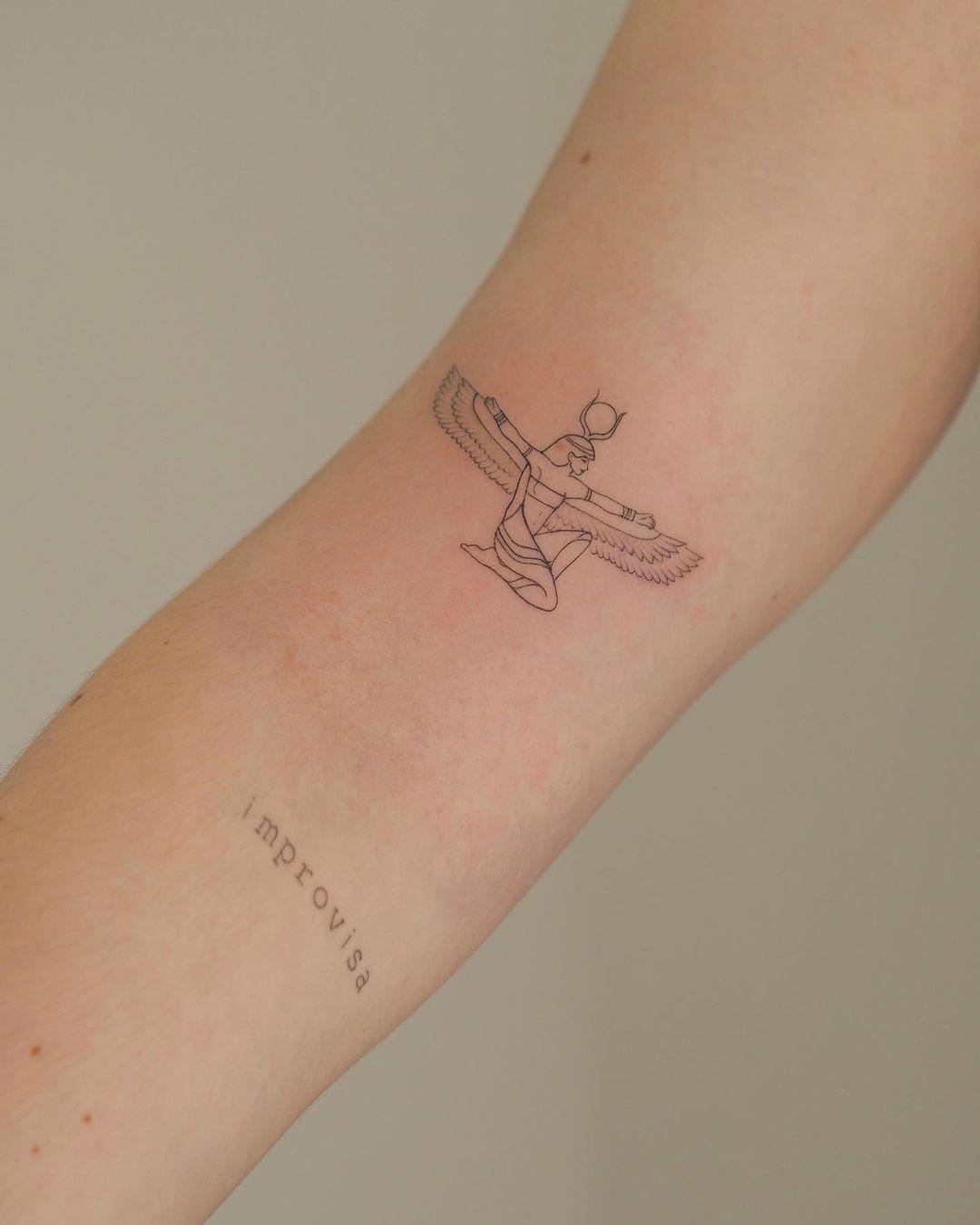 Tatuaje de Isis en el brazo