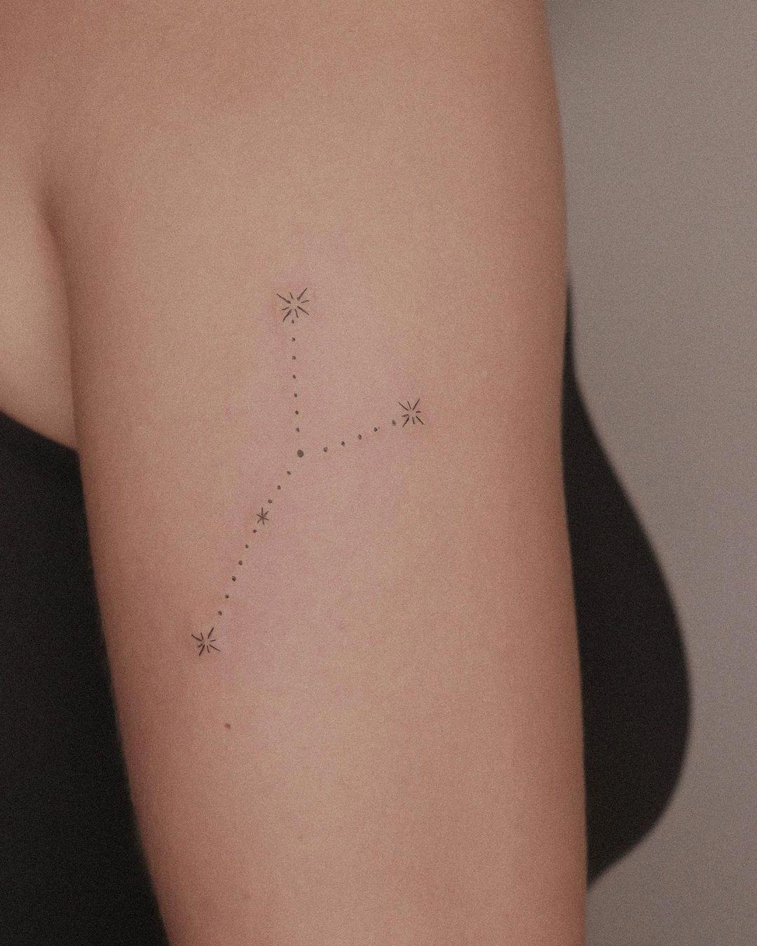 Tatuaje de una constelación de estrellas