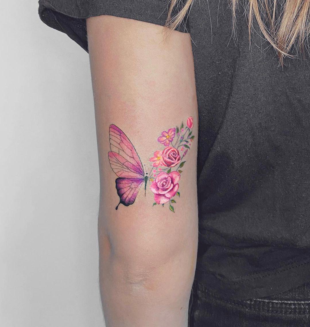 Tatuaje de mariposa y flores en color