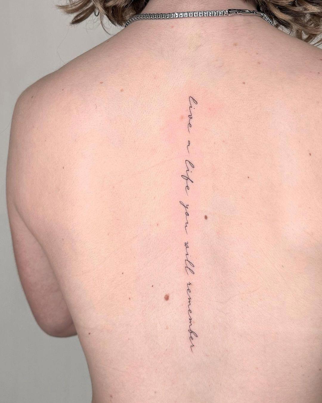 Una frase tatuada en la espalda