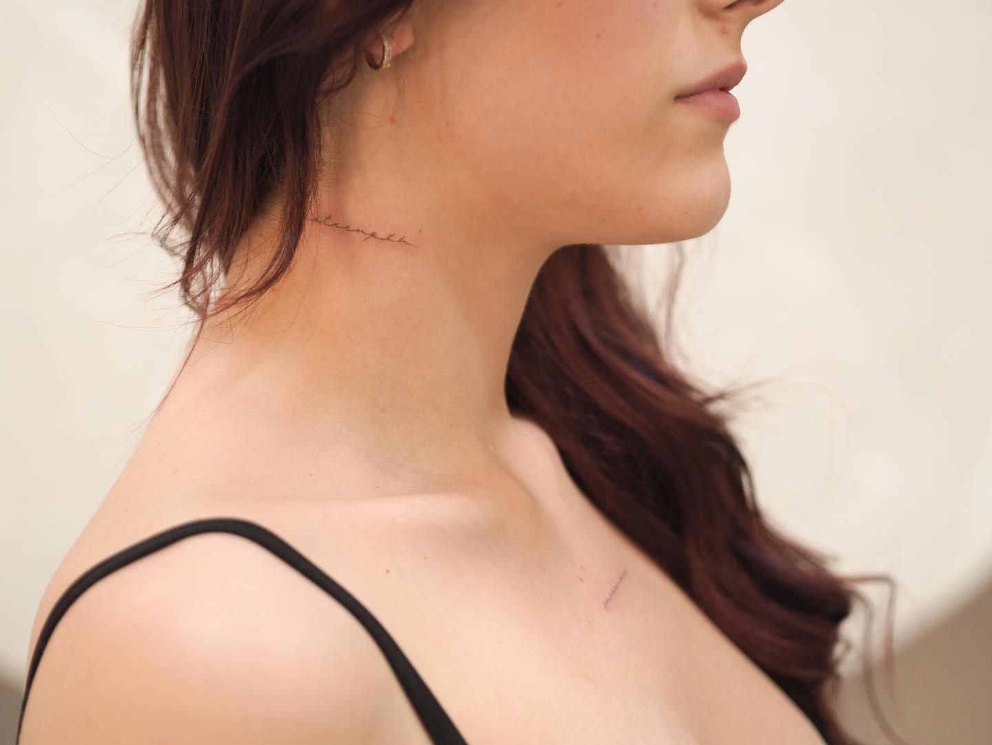 La palabra 'strenght' tatuada en el cuello