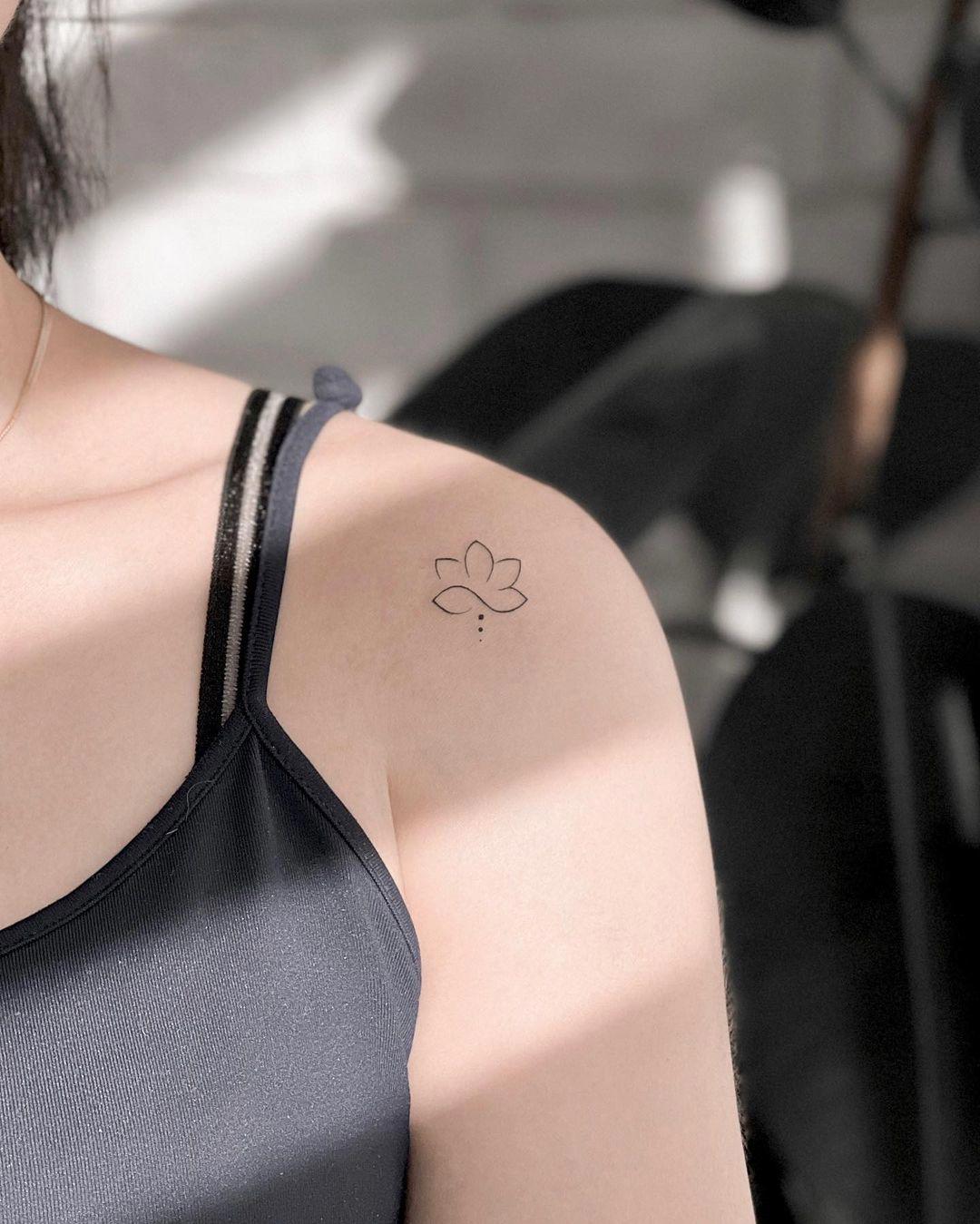 Mini tattoo de flor de loto