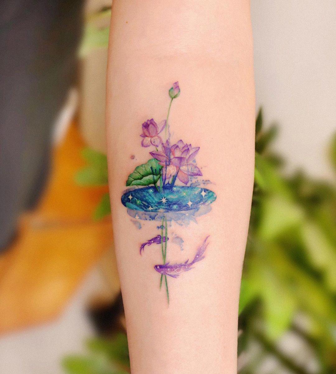 Un tattoo de flor de loto que parece una acuarela