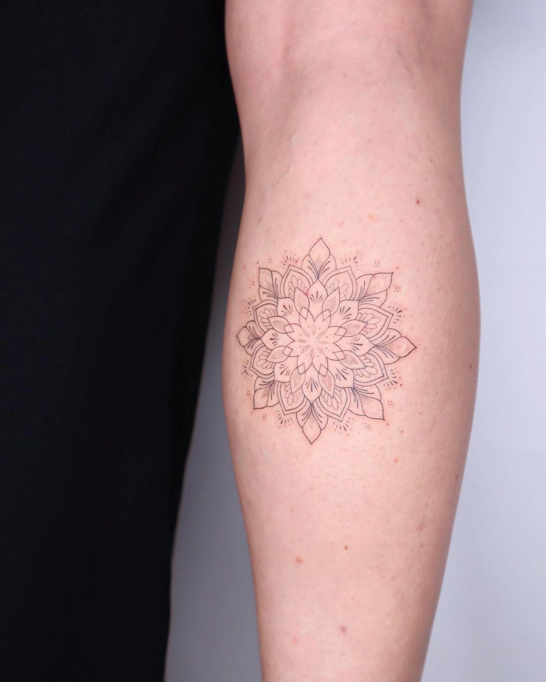Un minucioso tattoo que representa una flor de loto