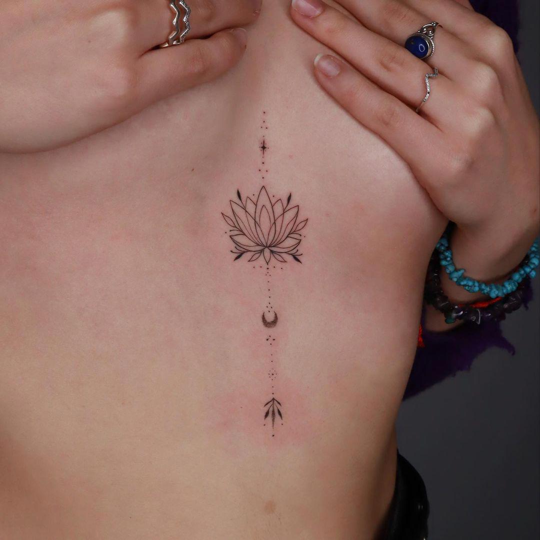 Tatuaje de una flor de loto con ornamentación