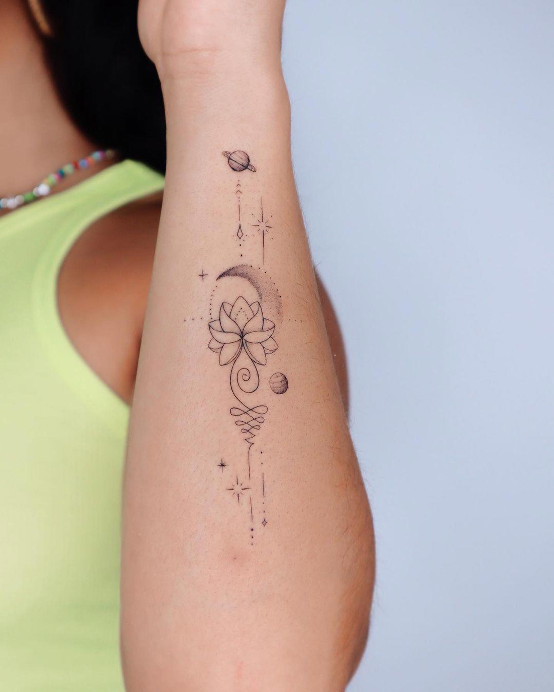 La flor de loto y el cosmos tatuados
