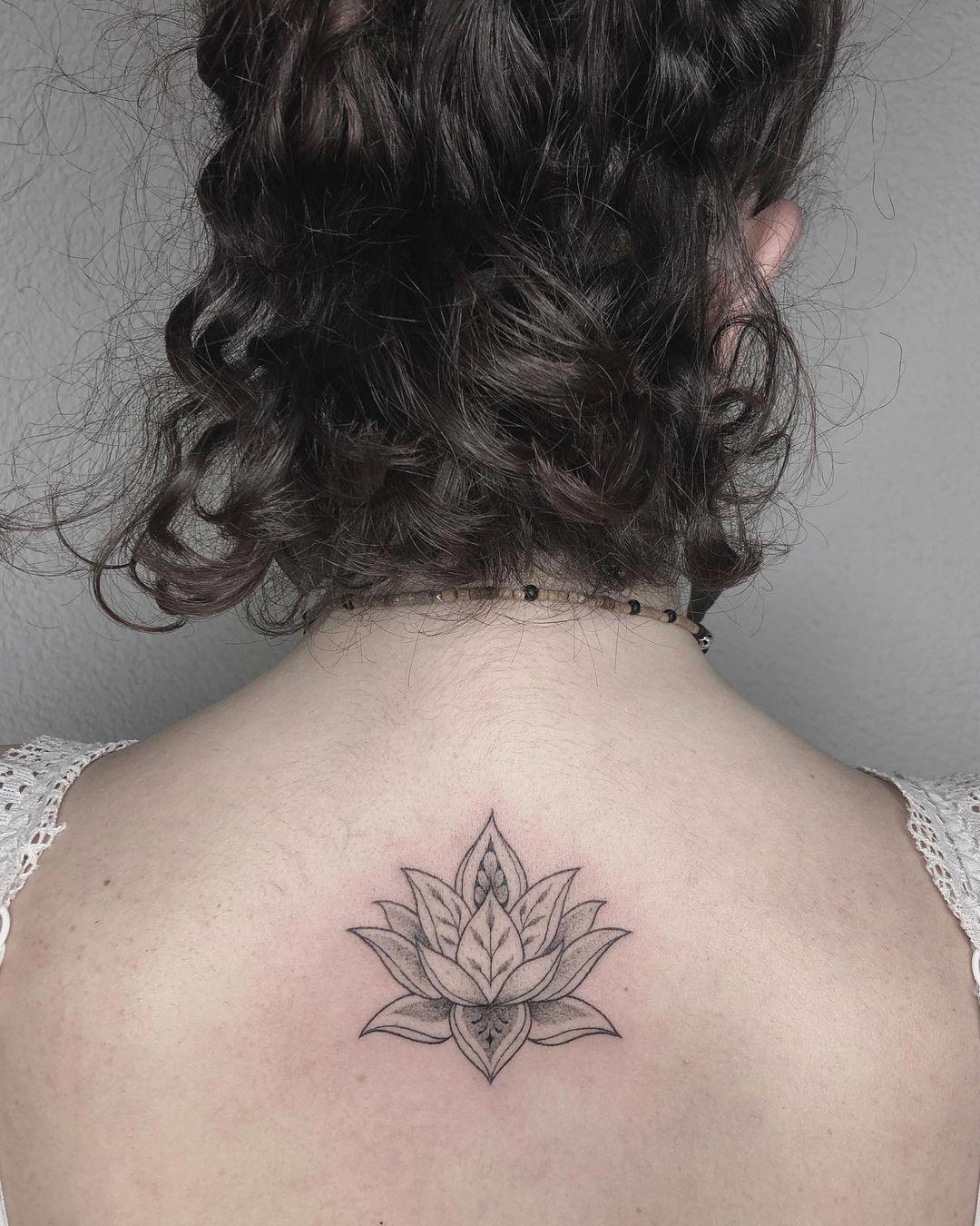 Tattoo en el centro de la espalda con flor de loto