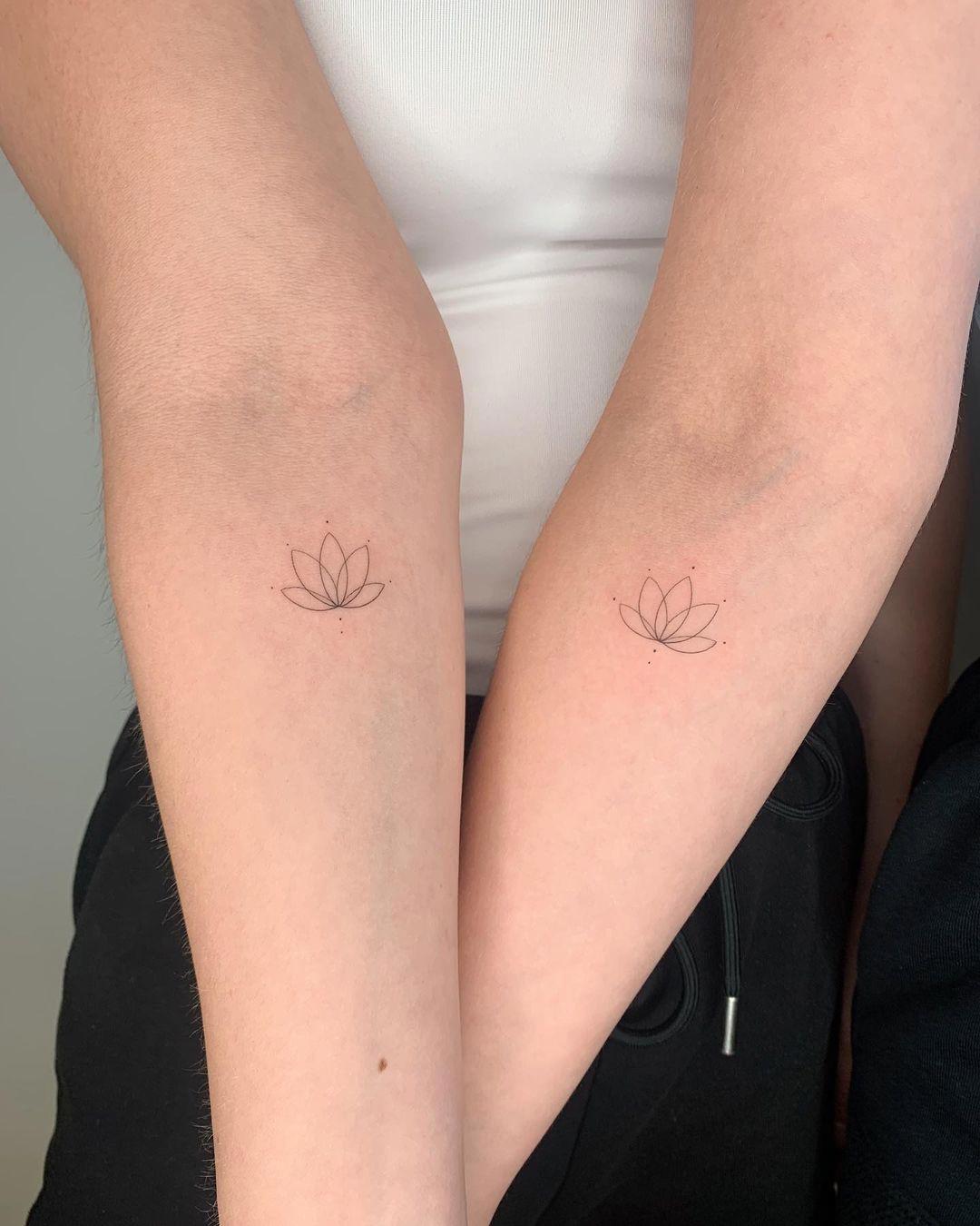 Un tatuaje en pareja de dos flores de loto en clave minimal