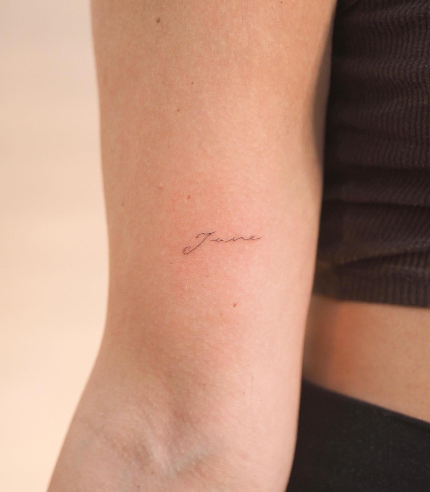 Tatuaje en letra fina sobre el brazo