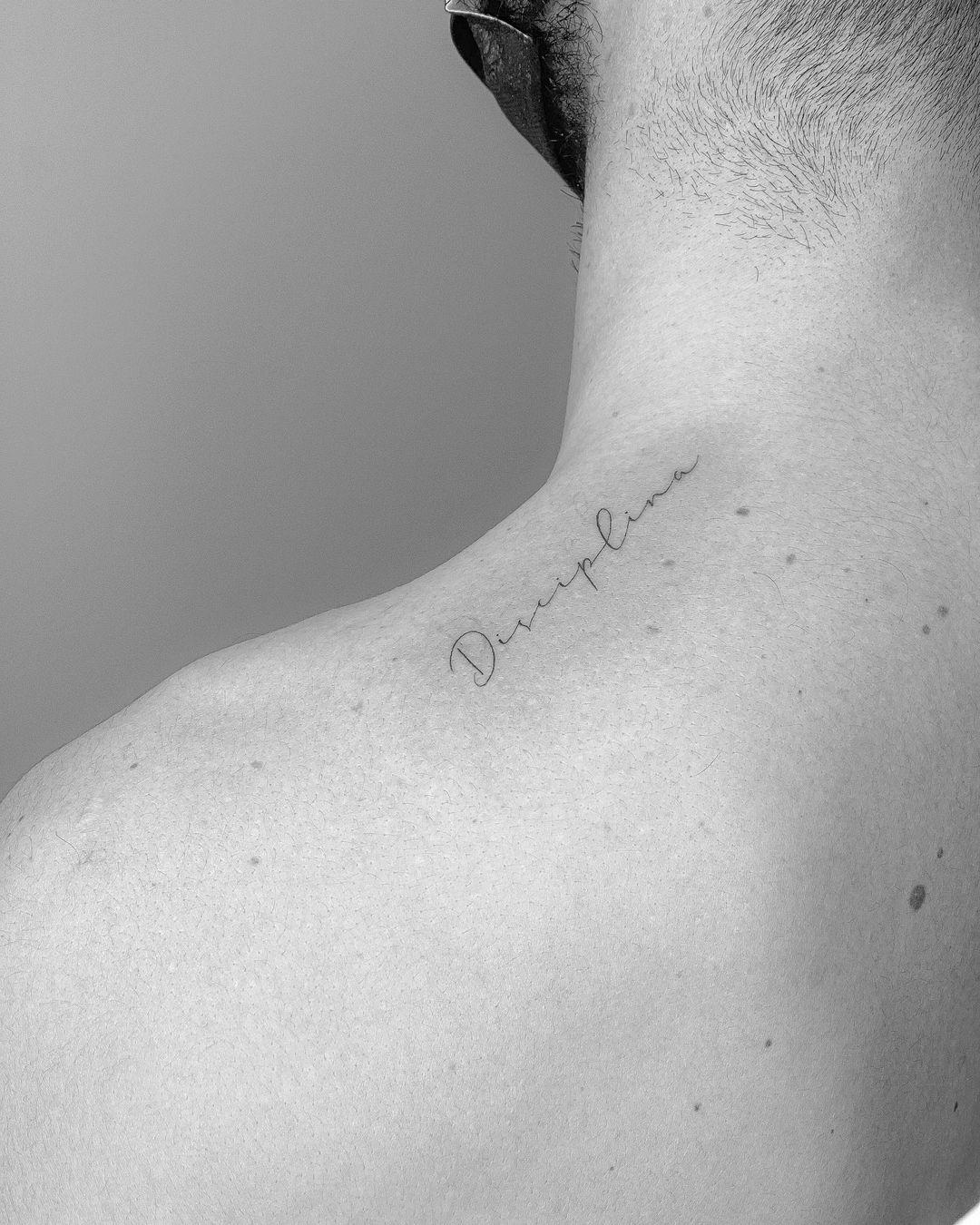 Tatuaje de palabra sobre el hombro