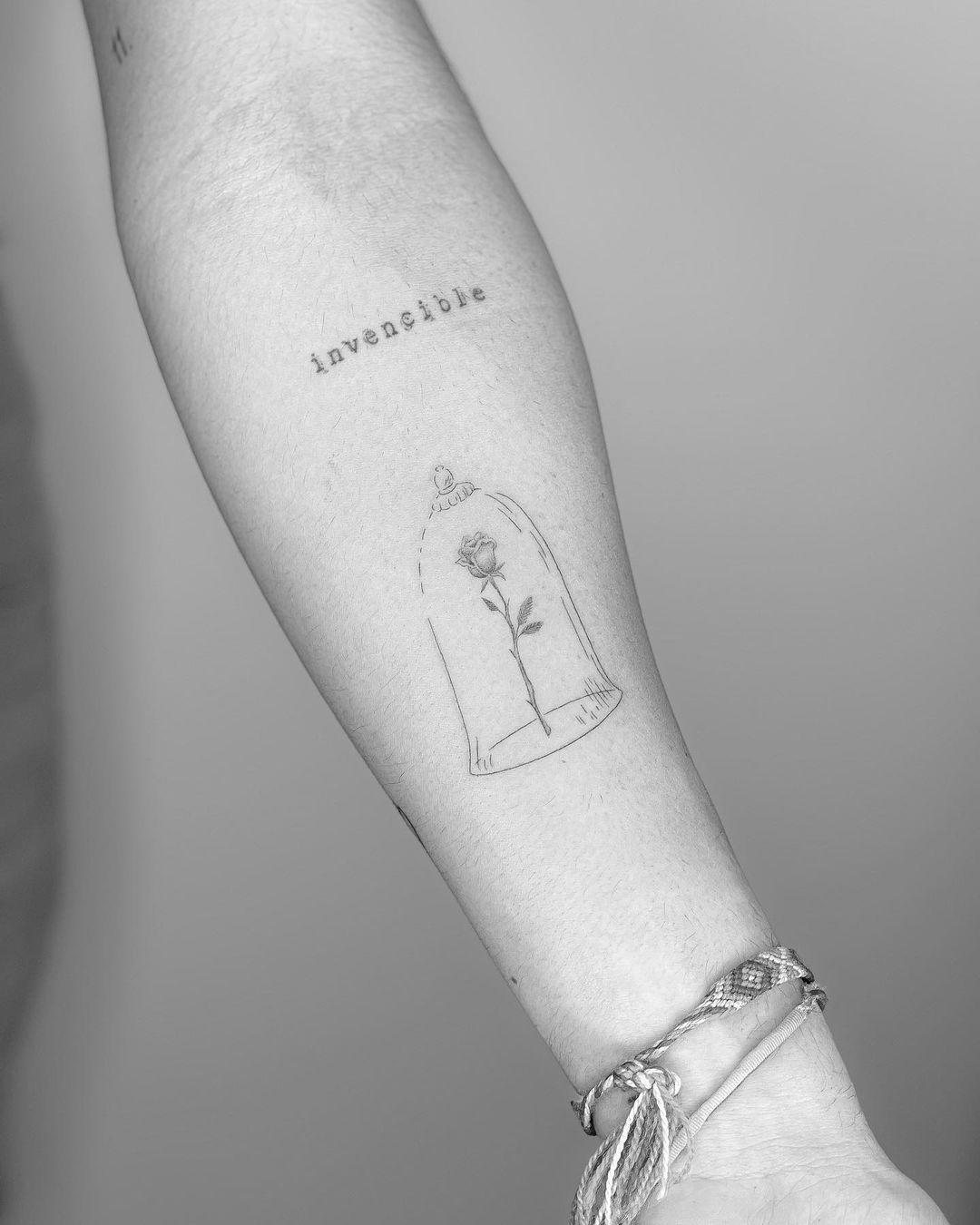 'Invencible' tatuado con letra de máquina de escribir