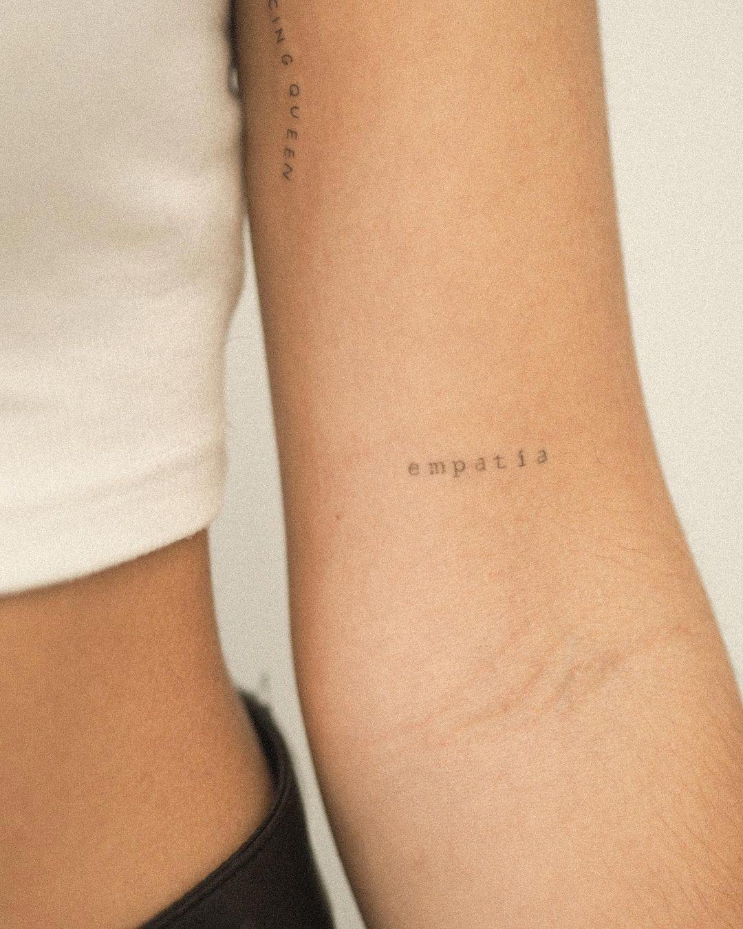 Tatuaje minimalista de palabra en letra mecanográfica