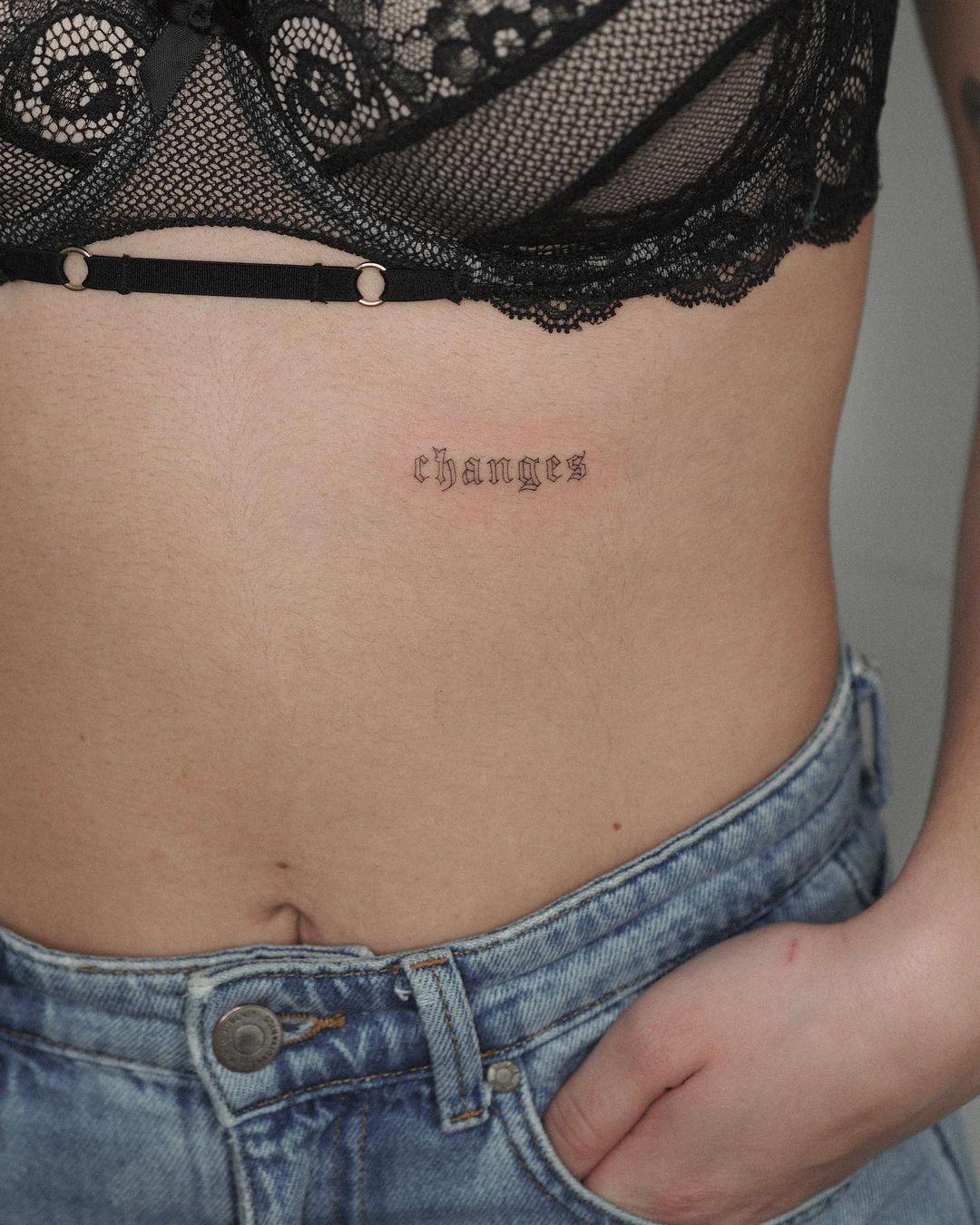 Tatuaje en letras góticas sin relleno