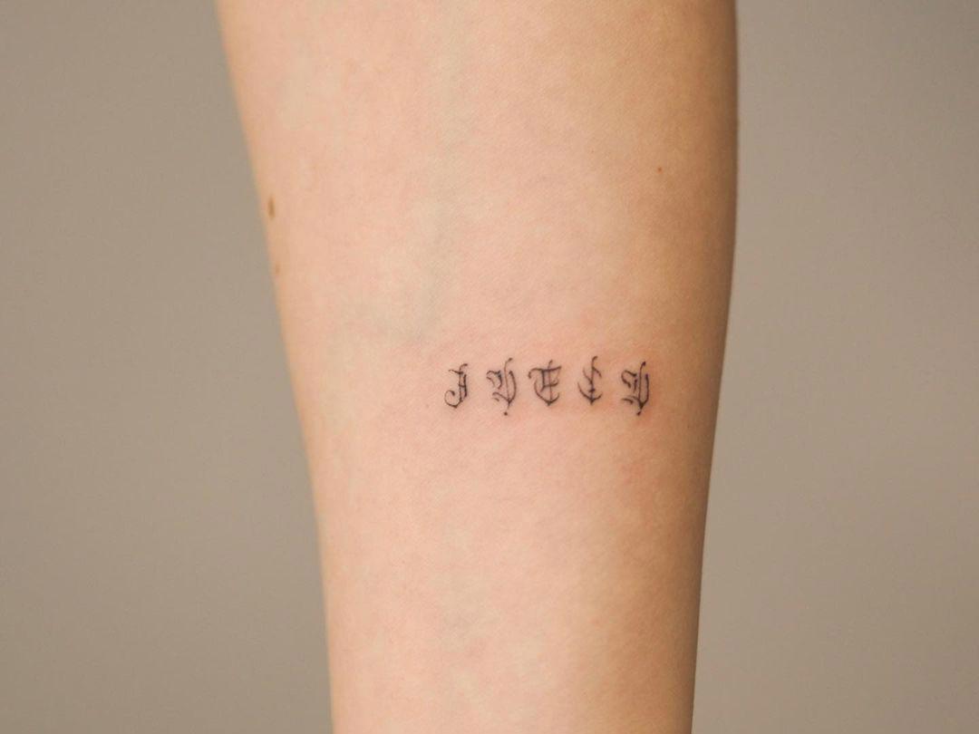 Tatuaje con letras estilo gótico
