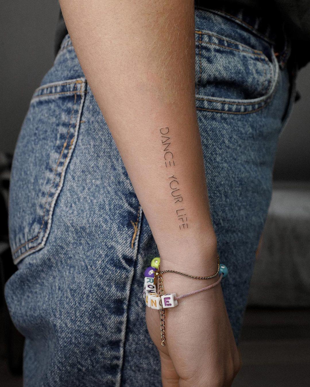 Tatuaje con letra sans serif en el antebrazo