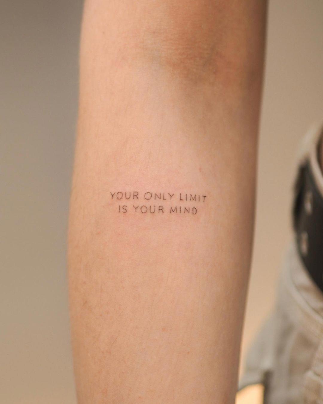 Una frase tatuada con mayúsculas 'fine line'