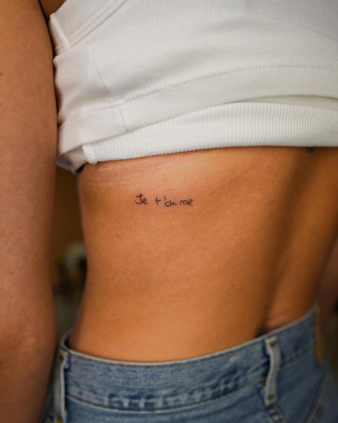 Tattoo con letra manuscrita en el costado