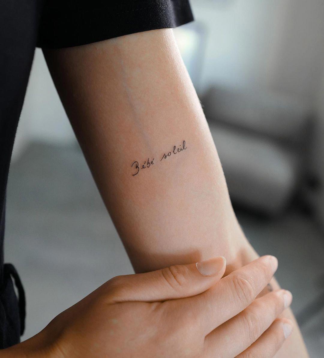 Tatuaje con letra manuscrita en el brazo