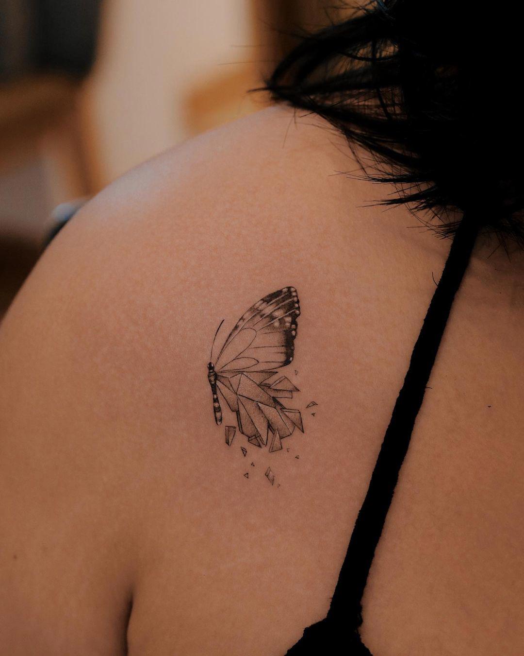 Un tattoo de mariposa que representa la fragilidad