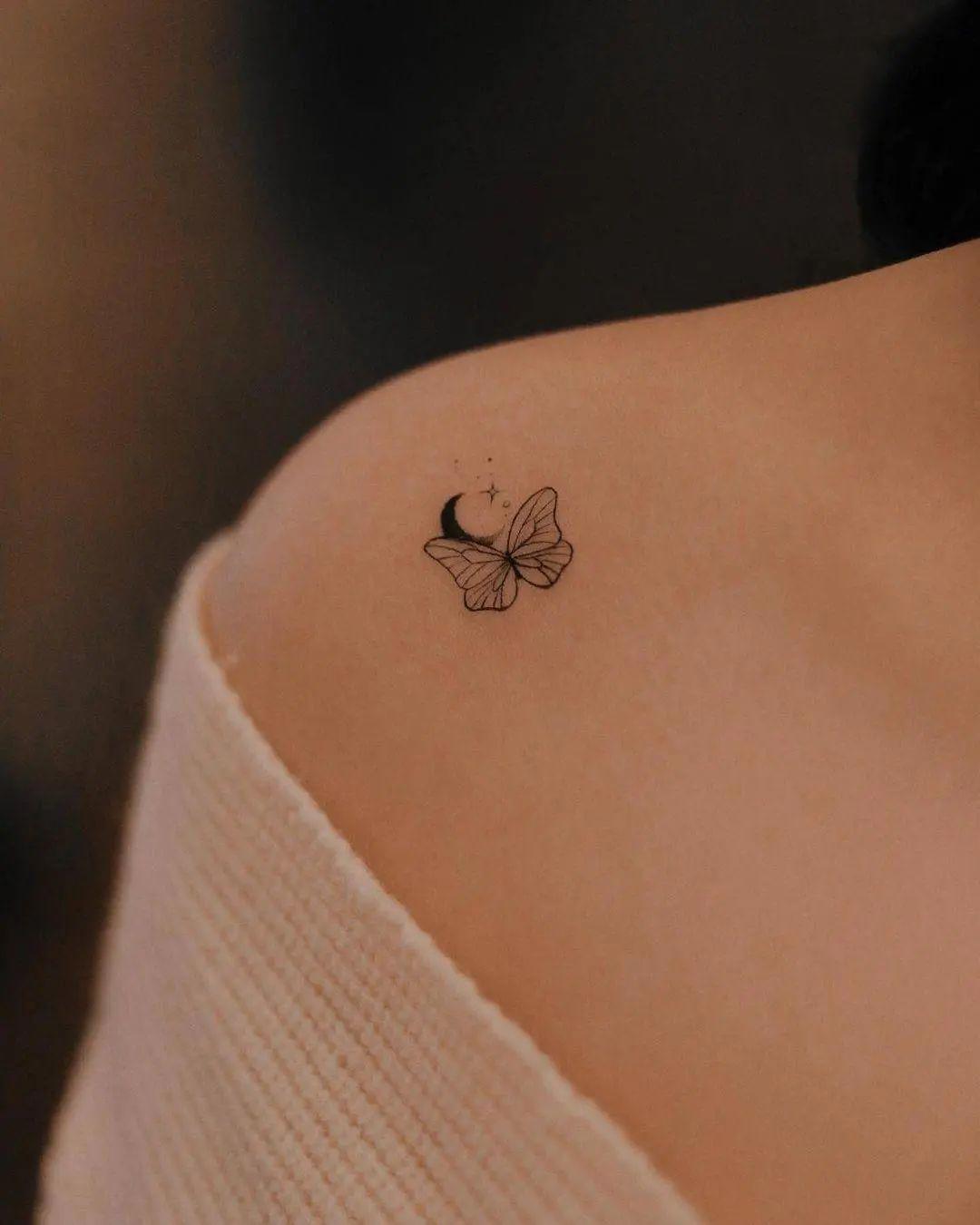 Tattoo de una mariposa junto a la luna