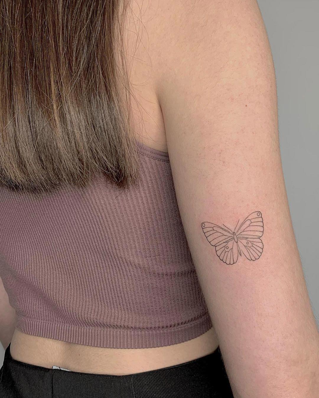 Tattoo de mariposa con diseño lineal