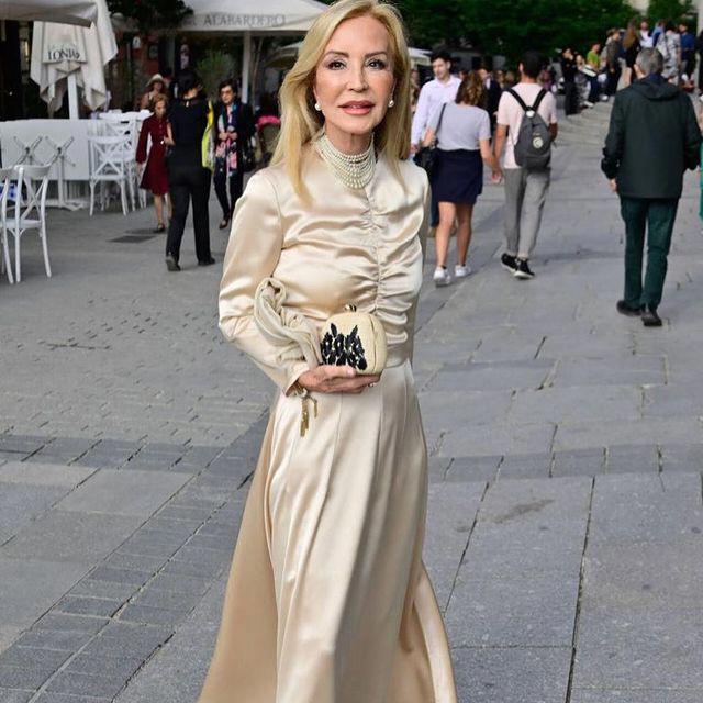 Carmen Lomana y su vestido midi satinado efecto tipazo: cómo ser la más elegante y sofisticada en un evento de tarde