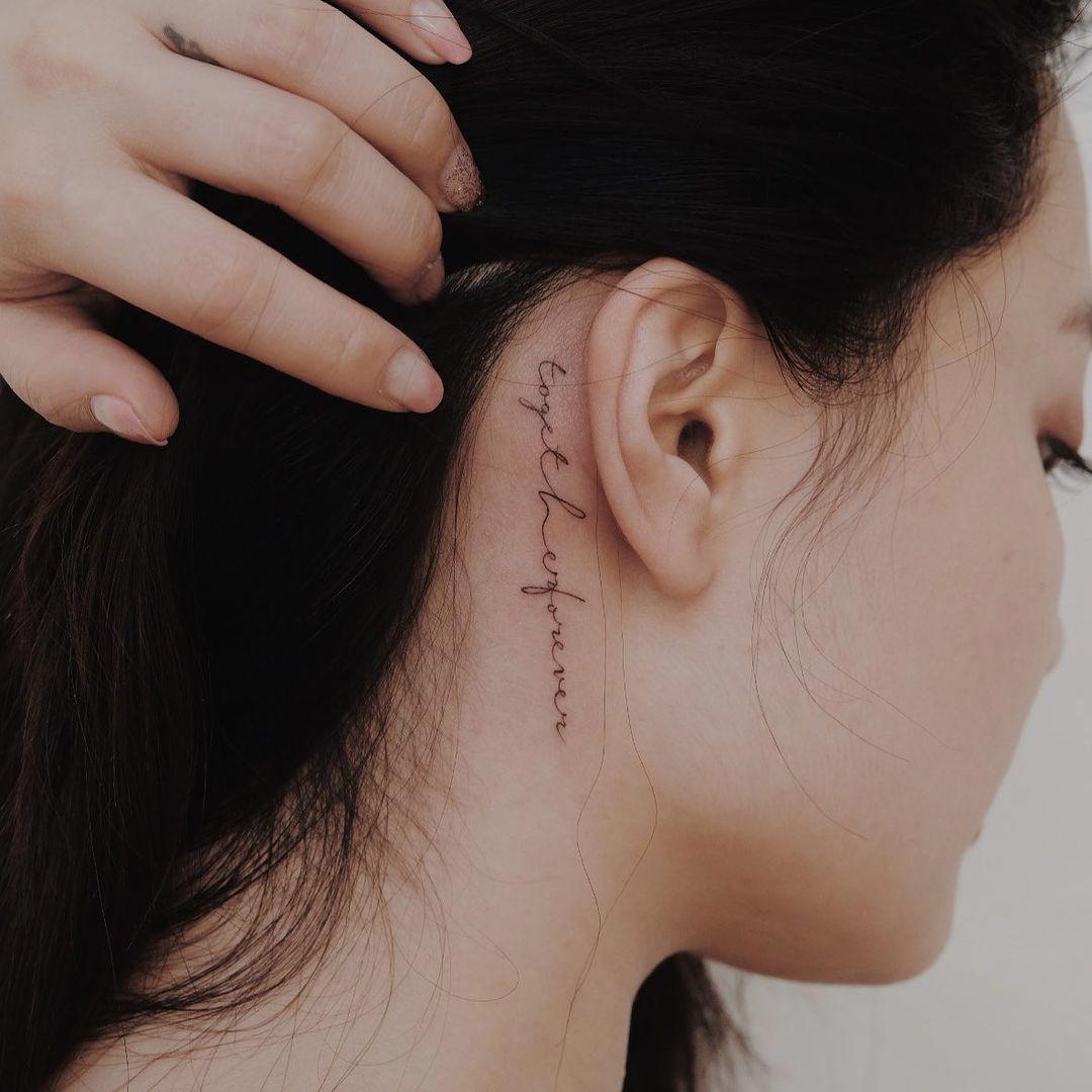 Tatuaje ‘together forever’ en el cuello