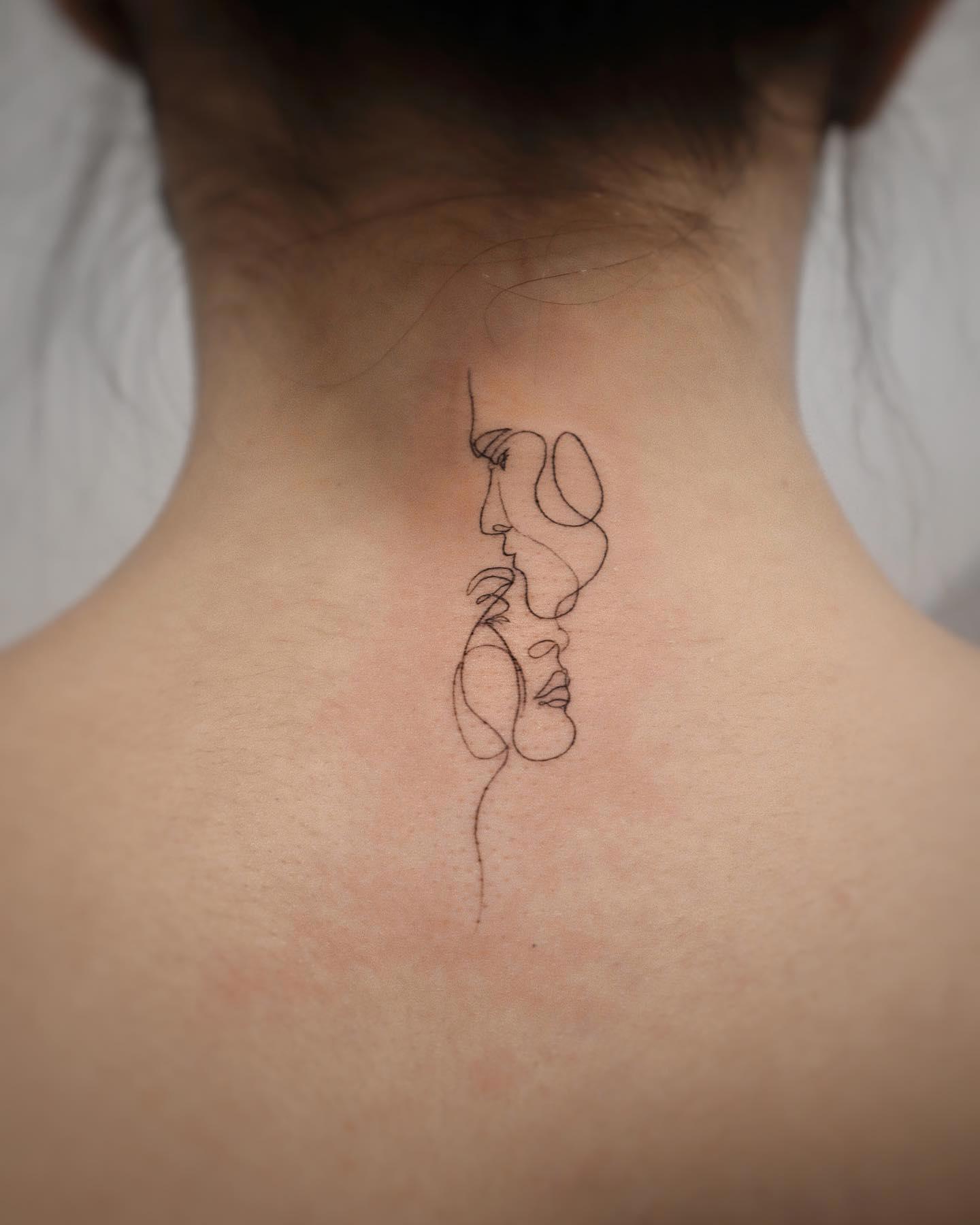 Tatuaje en la nuca de de dos siluetas